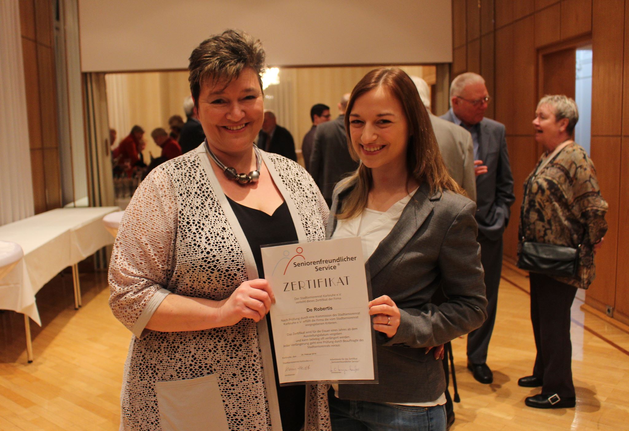 Zertifikat Seniorenfreundlicher Service Bild vom Erhalt des Zertifikates